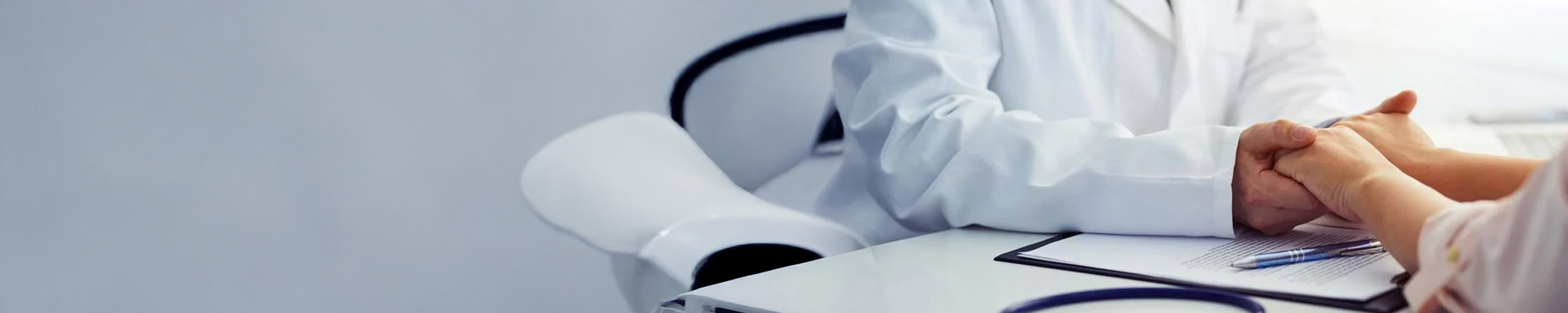 Lege holder hendene til pasient