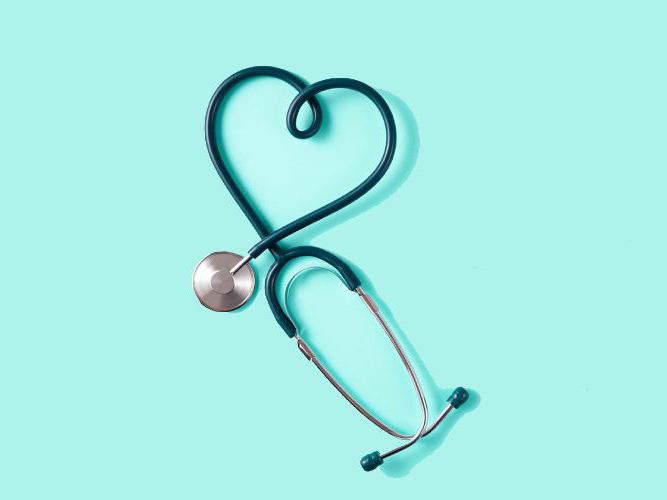 Stetoskop til lege med turkis bakgrunn