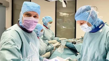 Doktorer og sykepleier under en operasjon.