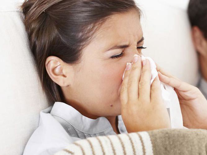 Forkjølet par som ligger i sengen