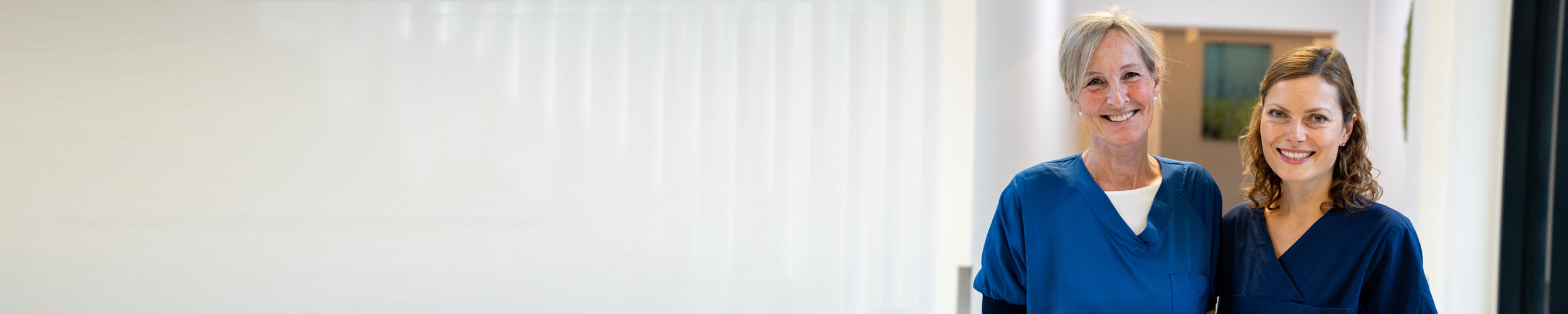 Uroterapeut Gro Cecilia og gynekolog Bastienne smiler mot kameraet. 