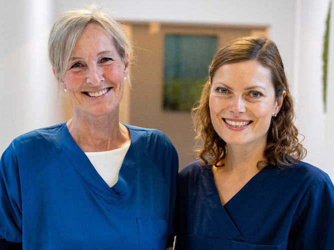 Uroterapeut Gro Cecilia og gynekolog Bastienne smiler mot kameraet.