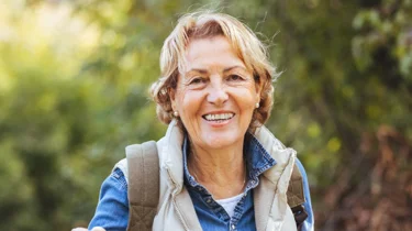 Eldre dame på tur med staver