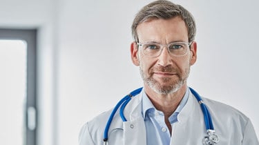 mannlig kardiolog som ser rett i kameraet. 