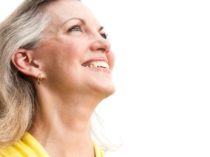 Nærbilde av ansiktet til en kvinne som smiler.