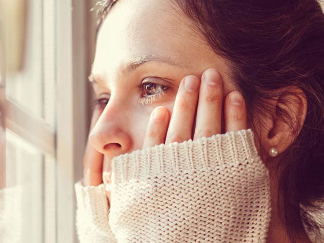 Nærbilde av bekymret dame