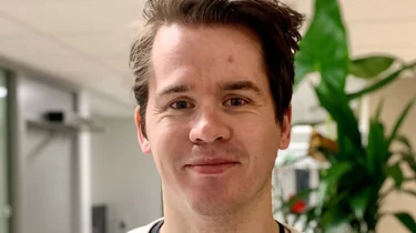 Nærbilde av ung mann som smiler etter laseroperasjon.