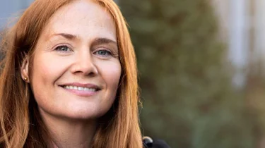 ung kvinne som ser inn i kameraet. foto.