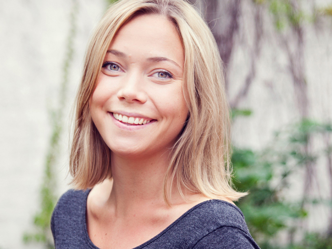 Jente som smiler fornøyd til kamera etter laseroperasjon