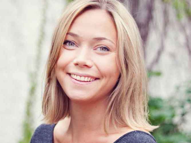 Ung jente som smiler til kamera