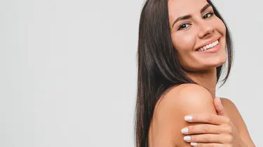 Smilende brunette