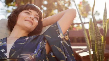 Dame med kort mørkt hår