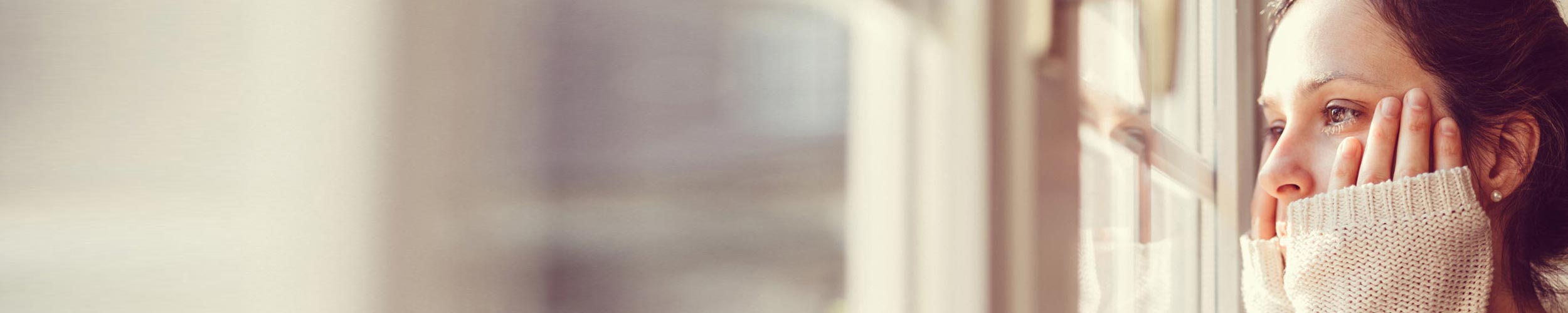 Nærbilde av bekymret dame