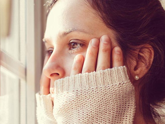 Nærbilde av bekymret dame