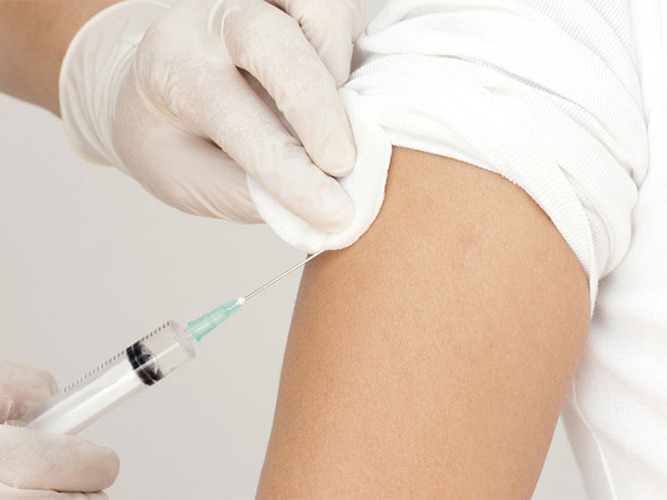 person får et sprøytestikk i armen. foto.