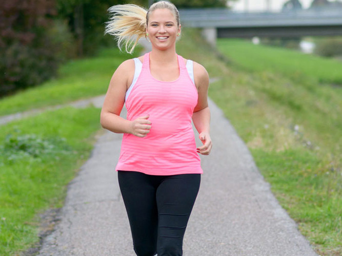 kvinne som jogger.