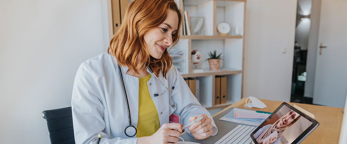 kvinnelig lege i digital konsultasjon.