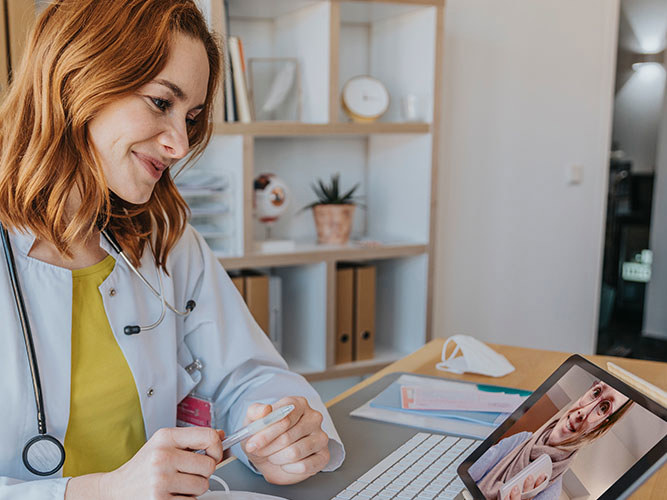 kvinnelig lege i digital konsultasjon.