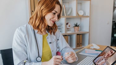 kvinnelig lege i digital konsultasjon.