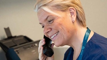 pasientkoordinator i telefon. 